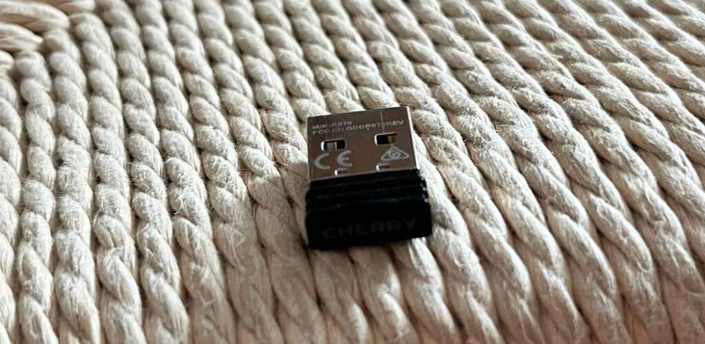 Nahaufnahme eines getesteten Bluetooth-Adapters der Marke Cherry.