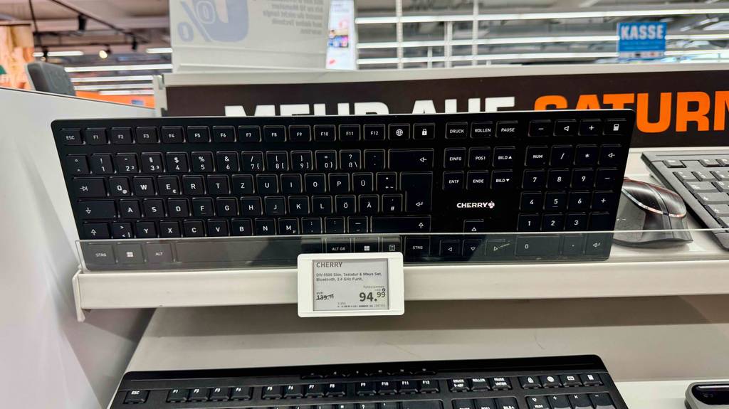 Frontansicht einer Cherry-Tastatur, die zum testen in einem Verkaufsregal steht.