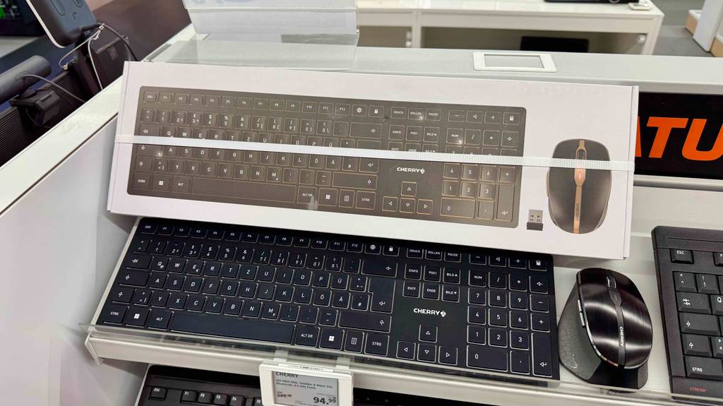 Der Verpackungskarton liegt über der Cherry-Tastatur im Test.