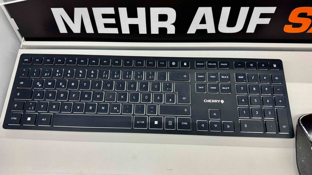 Blick von oben auf eine Cherry-Tastatur im Test.