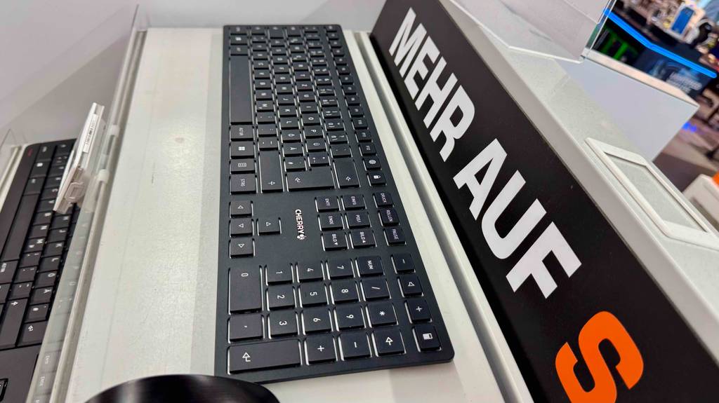 Im Test: Seitenansicht einer Cherry-Tastatur.