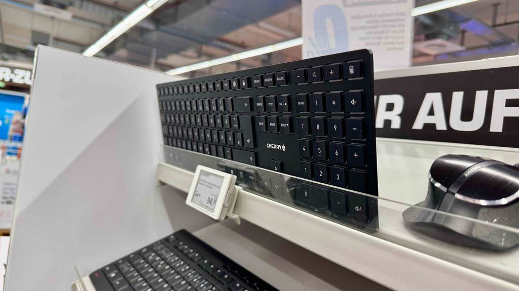 Eine Cherry-Tastatur steht zum testen in einem Regal.