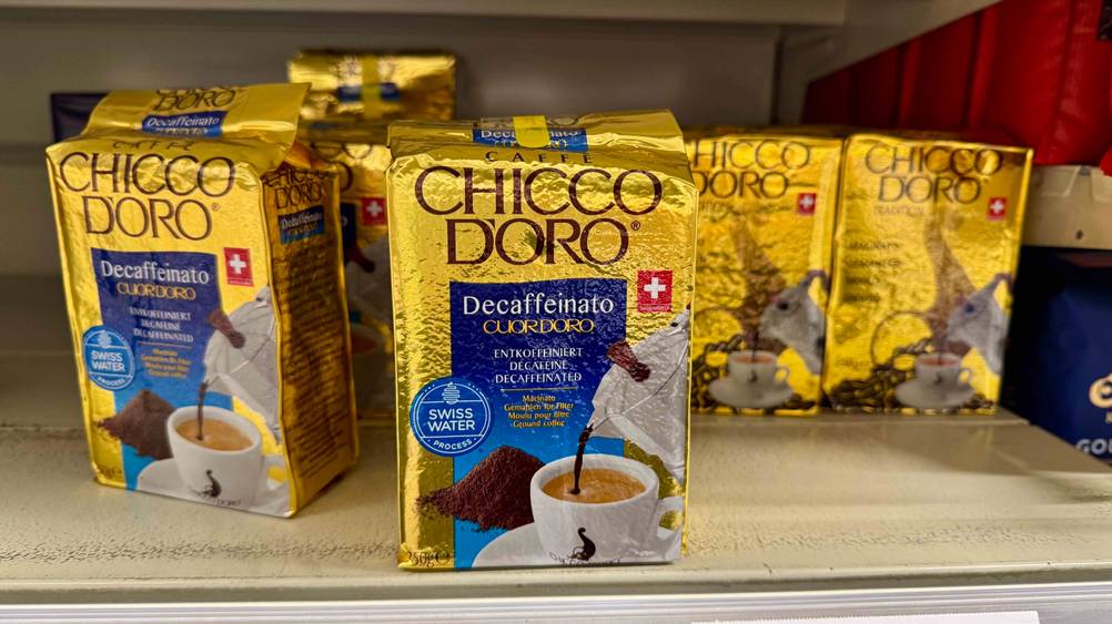 Mehrere Packungen des Chicco-d'Oro-Kaffee im Test in einem Verkaufsregal.