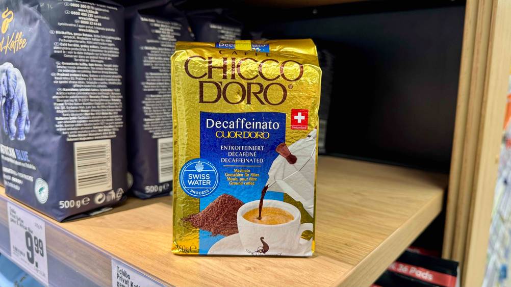 Eine Packung des getesteten Chicco-d'Oro-Kaffees in einem Verkaufsregal.