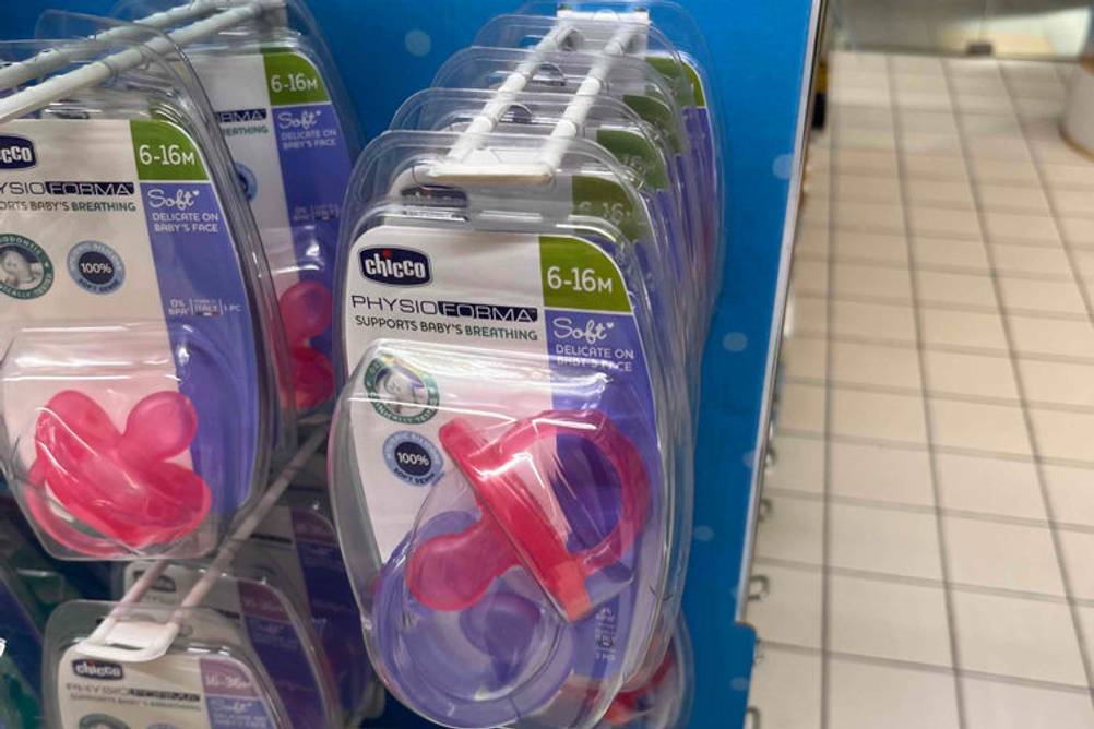 Schnuller im Test: mehrere Packungen Chicco Physio Form Schnuller hängen in einem Verkaufsregal.