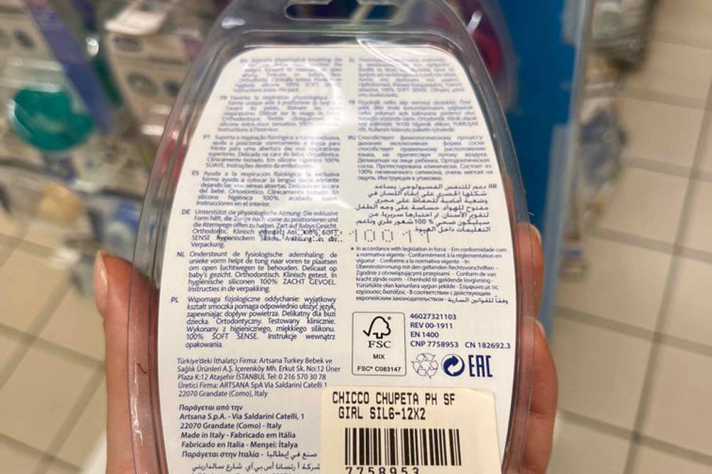Schnuller im Test: Hand hält eine Packung Chicco Physio Form Schnuller mit der Rückseite nach oben.