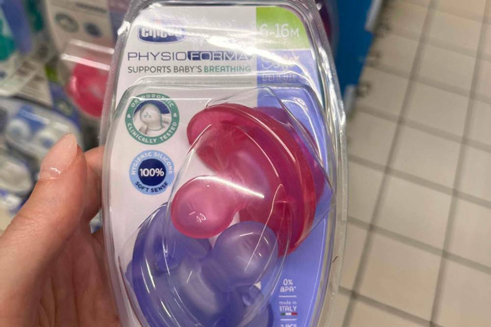 Schnuller im Test: Hand hält eine Packung Chicco Physio Form Schnuller.