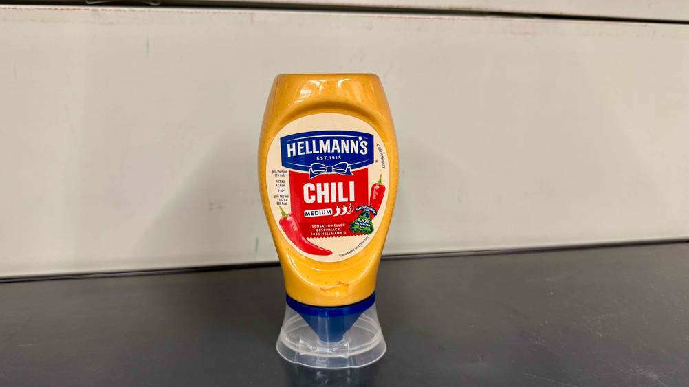 Chili-Mayonnaise im Test: Eine Flasche vor einer hellen Fläche.