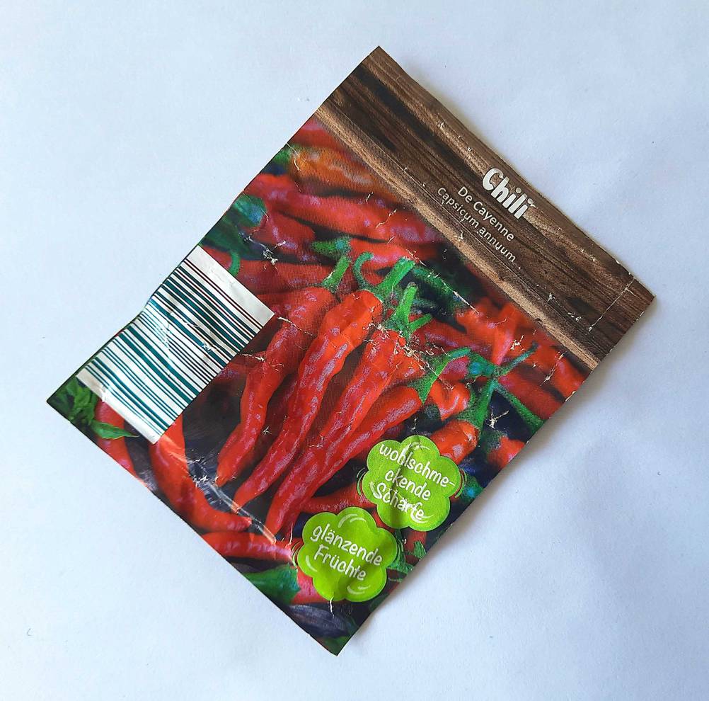 Eine Packung der getesteten Chili-Samen auf einer hellen Fläche.