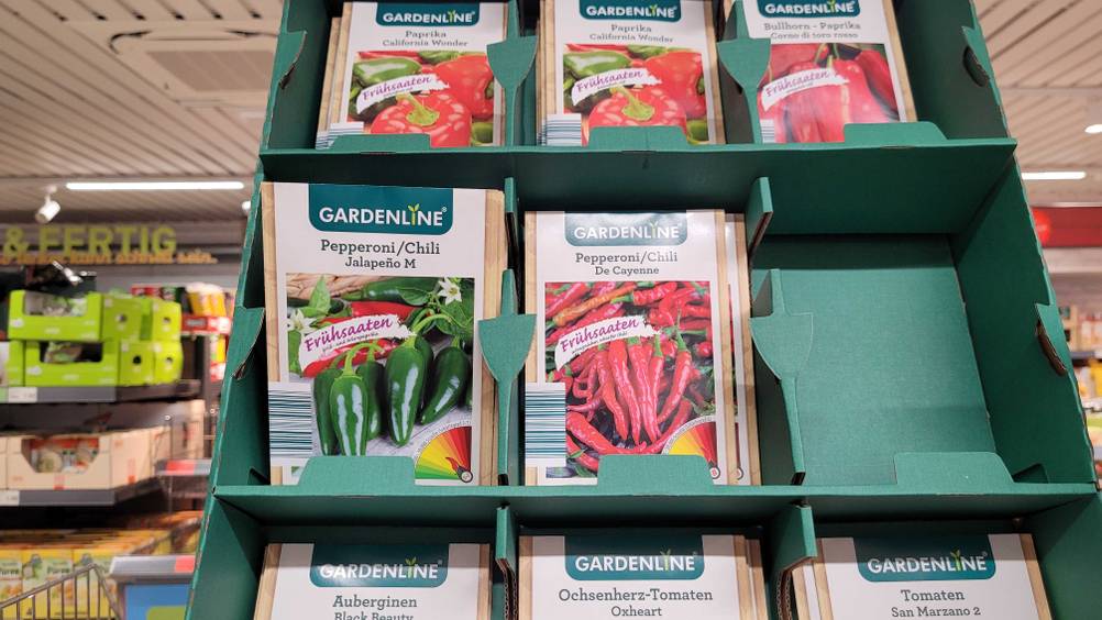 Mehrere Packungen der Chili-Samen im Test in einem Regal mit anderen Produkten.