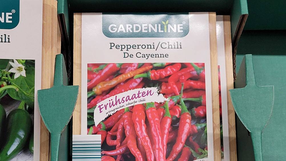 Eine Packung der getesteten Chili-Samen in einem Verkaufsregal.