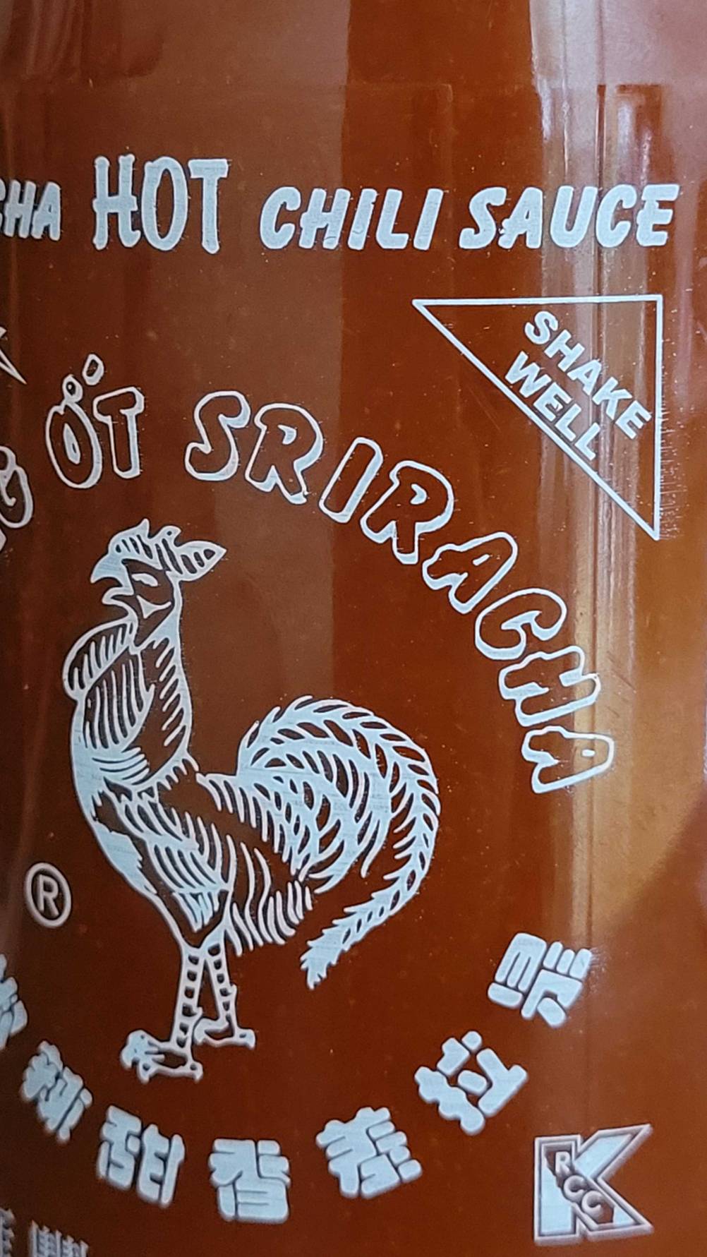 Getestet: Nahaufnahme des Logos auf der Vorderseite einer Flasche Chili-Sauce.