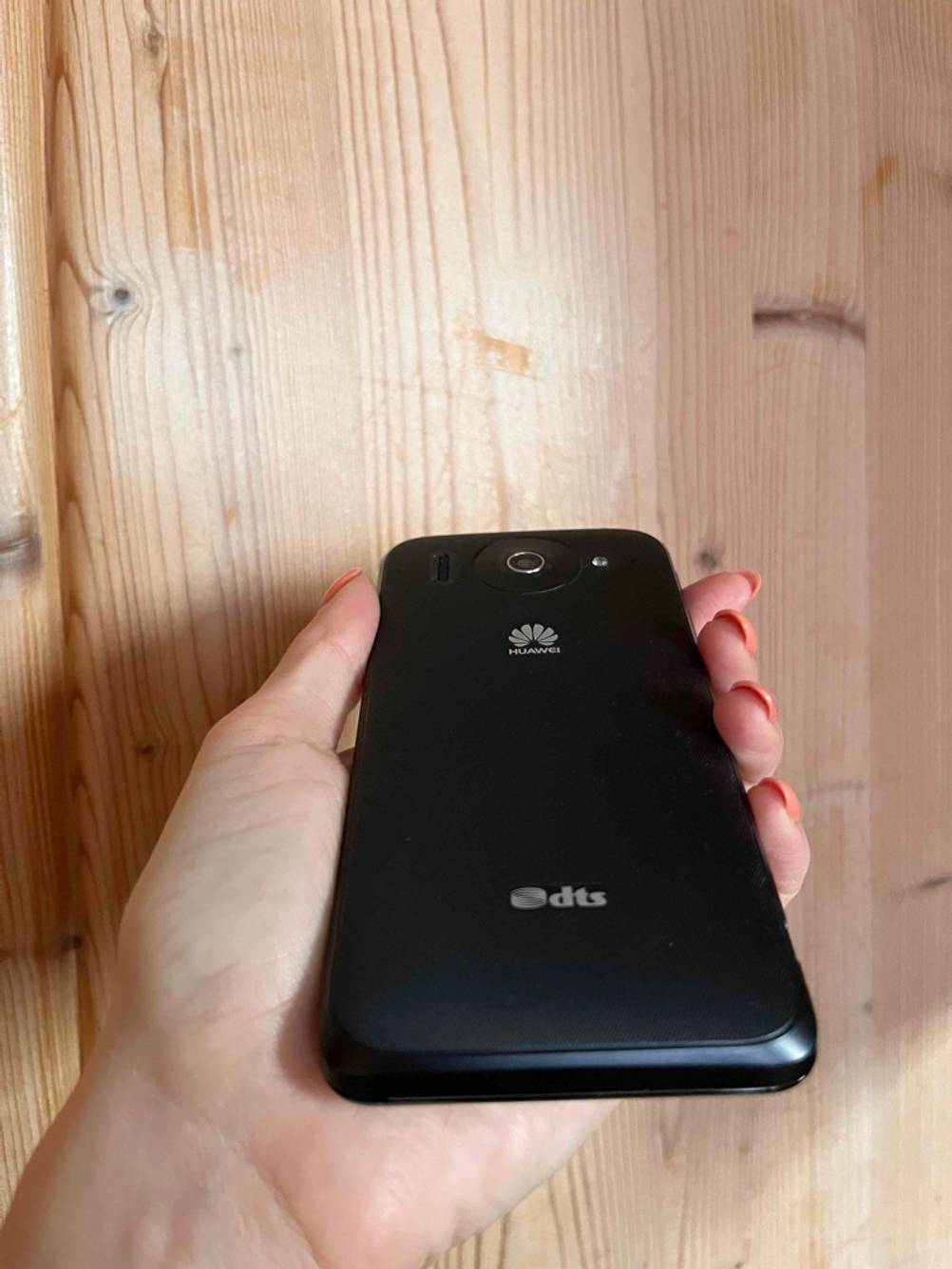 China-Handy getestet: Unterseite eines Gerätes von einer Hand gehalten.