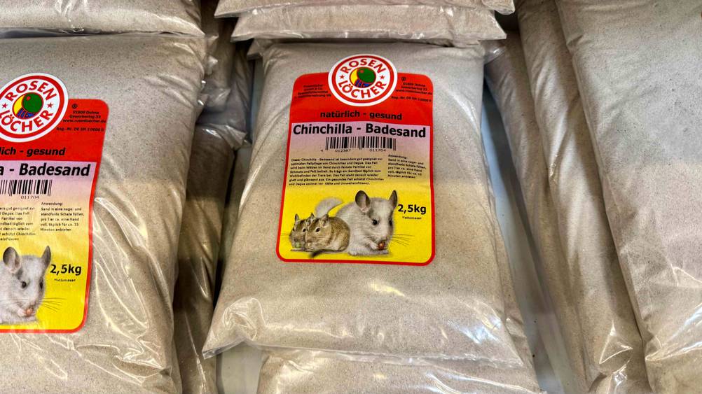 Mehrere Packungen des Chinchillasand im Test übereinander.