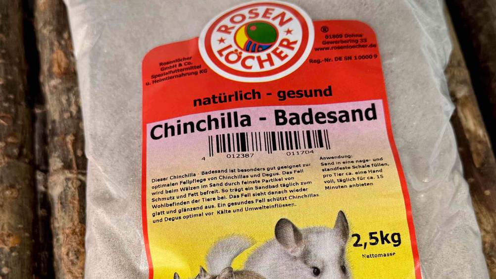 Chinchillasand getestet: Nahaufnahme des Labels auf der Verpackung mit Logo und Artikelbezeichnung.