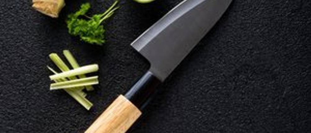kochmesser mit frischen zutaten