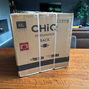 Der Karton des Chiq ‎CSD46D4E steht auf einem Tisch.