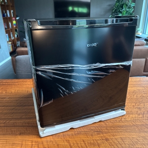 Der Chiq ‎CSD46D4E ist nach dem Auspacken mit Folie umwickelt.