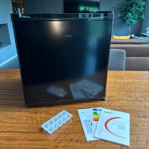 Der Chiq ‎CSD46D4E steht neben den Anleitungen und einer Einlage für Eiswürfel auf einem Tisch.