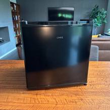 Der Chiq ‎CSD46D4E steht auf einem Tisch.