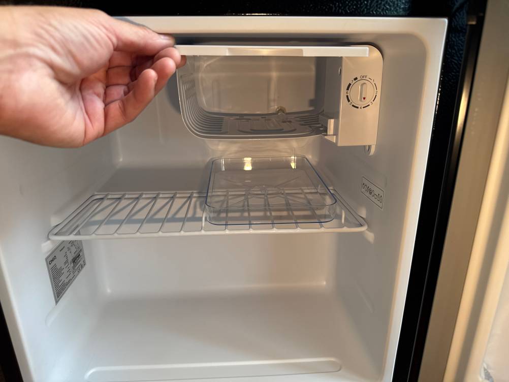 Eine Hand öffnet das Tiefkühlfach des Chiq ‎CSD46D4E.