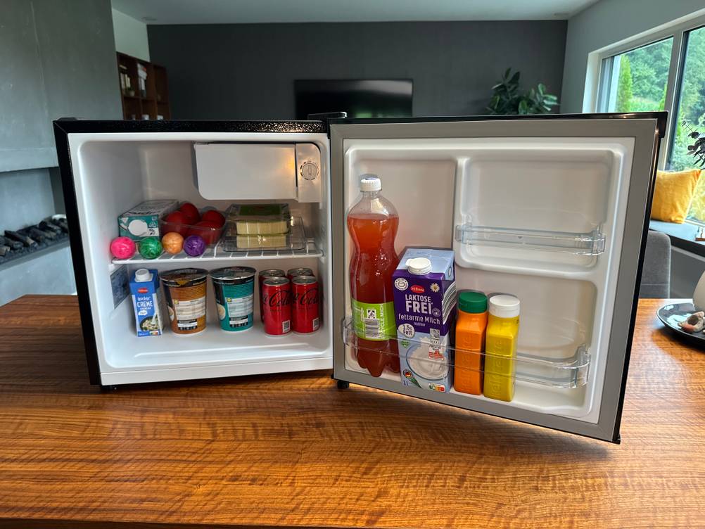 Der Chiq ‎CSD46D4E ist gefüllt mit Lebensmitteln.