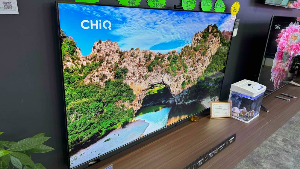 Neben dem getesteten CHIQ-TV befindet sich ein weiteres Gerät.