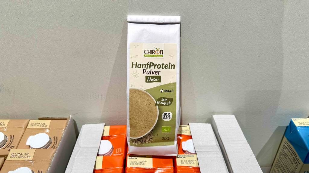 Auf der Vorderseite der Verpackung von getestetem Bio-Hanfprotein stehen Infos zum Inhalt.