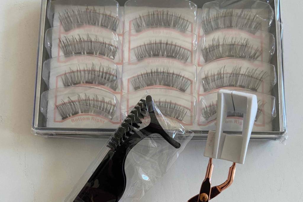 Die getesteten magnetischen Wimpern liegen auf dem Tisch.