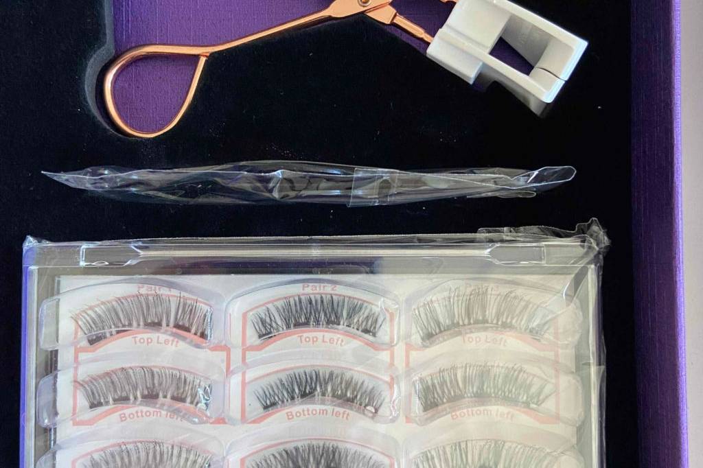 Die getesteten magnetischen Wimpern liegen neben zwei weiteren Produkten.