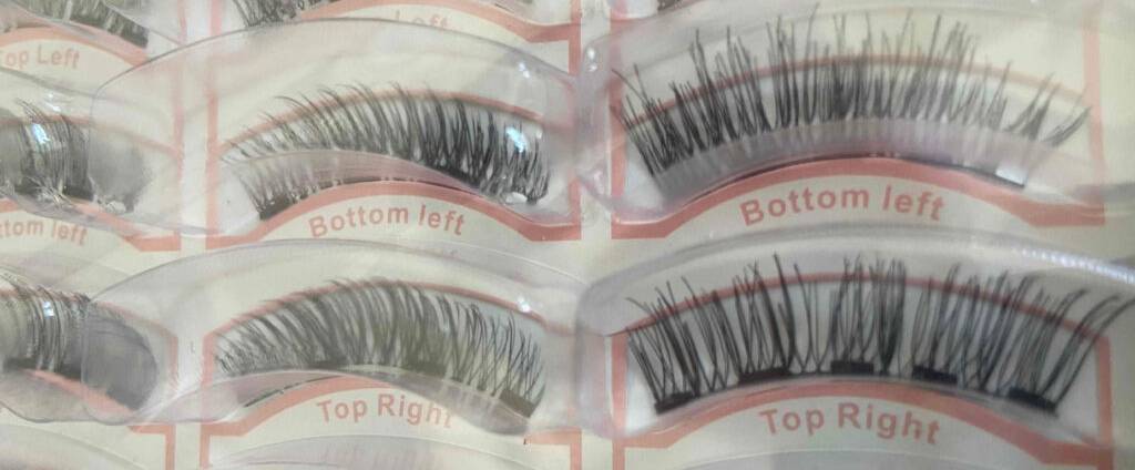 Nahaufnahme von in Zellophan verpackten magnetischen Wimpern im Test inklusive Beschreibung.