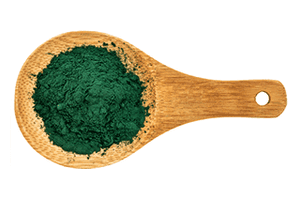 chlorella pulver auf einem löffel