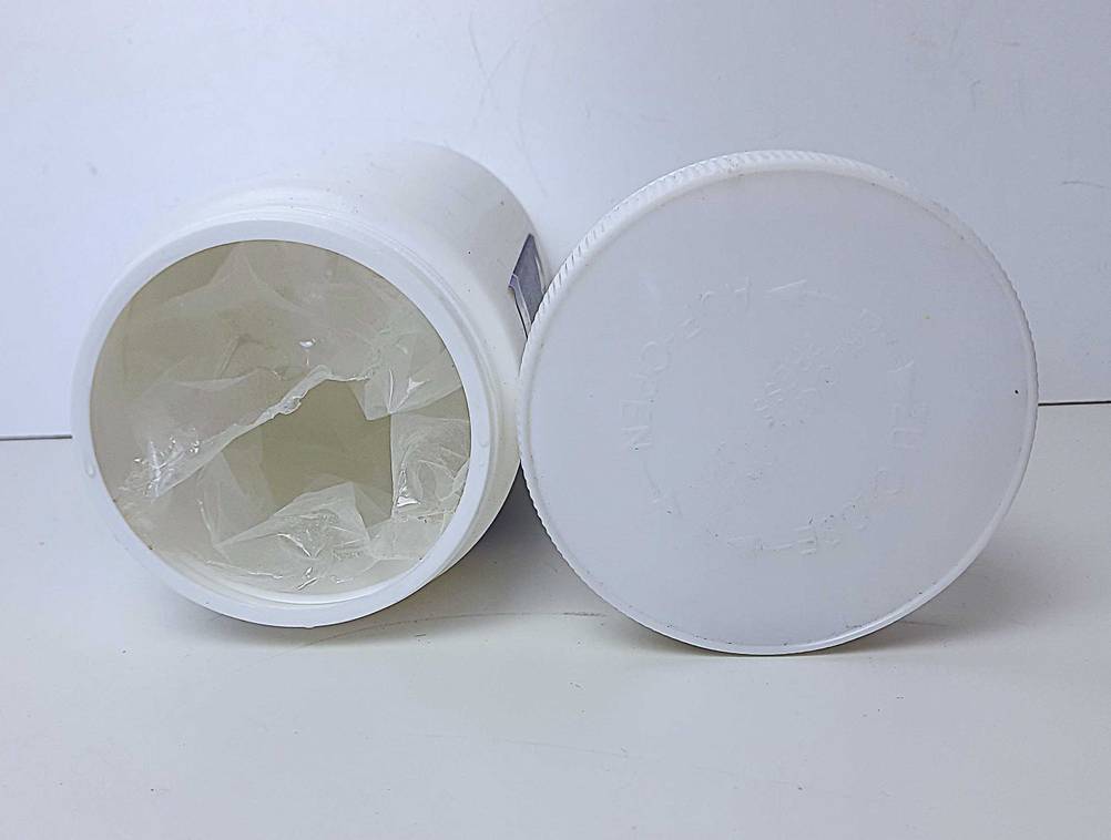 Die Verpackung des getesteten Chlorgranulats mit offenem Deckel.