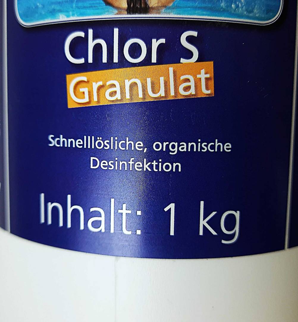 Chlorgranulat im Test: Nahaufnahme der Verpackung mit Inhaltsangabe.