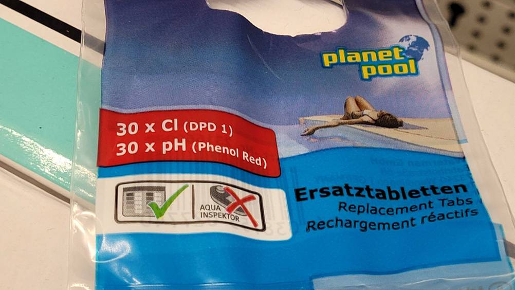 Chlortabletten (Pool) im Test: Nahaufnahme der Informationen auf der Vorderseite der Verpackung.
