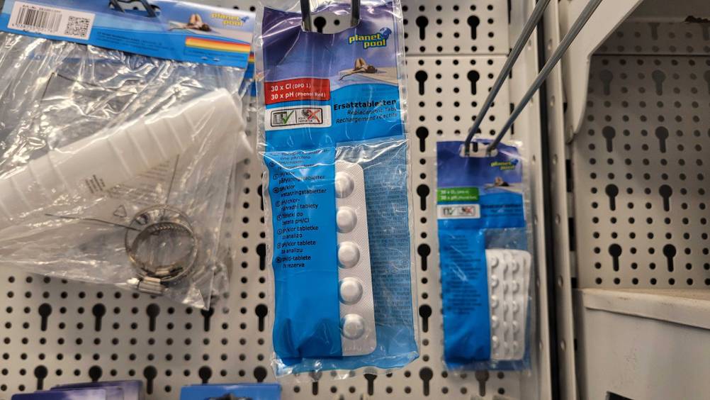 Getestet: Eine Packung der Chlortabletten (Pool) hängt in einem Verkaufsregal.