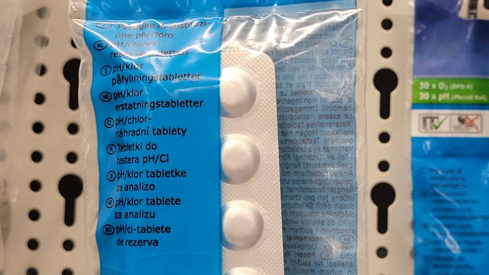 Nahaufnahme der Vorderseite der Verpackung der getesteten Chlortabletten (Pool).
