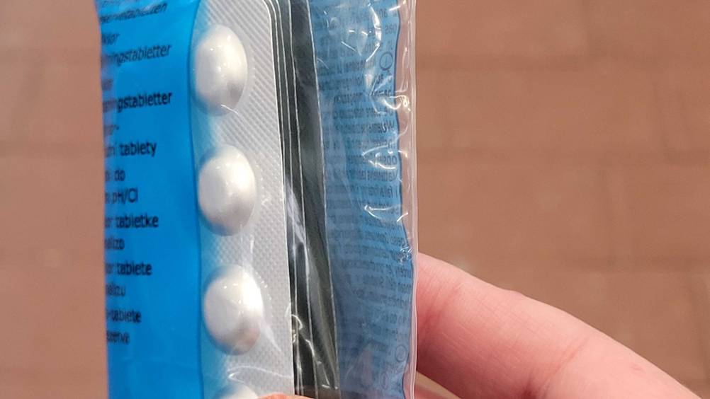 Chlortabletten (Pool) getestet: Nahaufnahme der einzelnen Tablettenblister in der transparenten Verpackung.