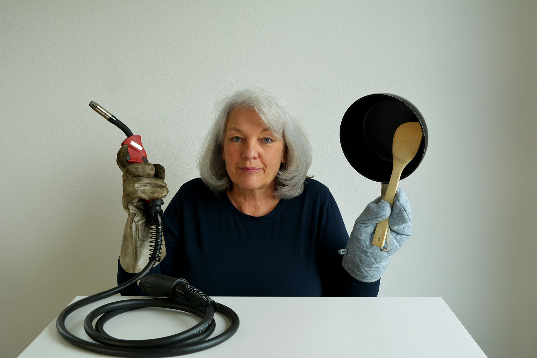 Vergleich.org-Autorin Christiane Baldwin mit Produkten (Schweißgerät und Pfanne)