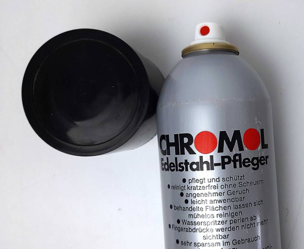 Chrom-Politur im Test: Der Deckel liegt neben dem Sprühkopf.