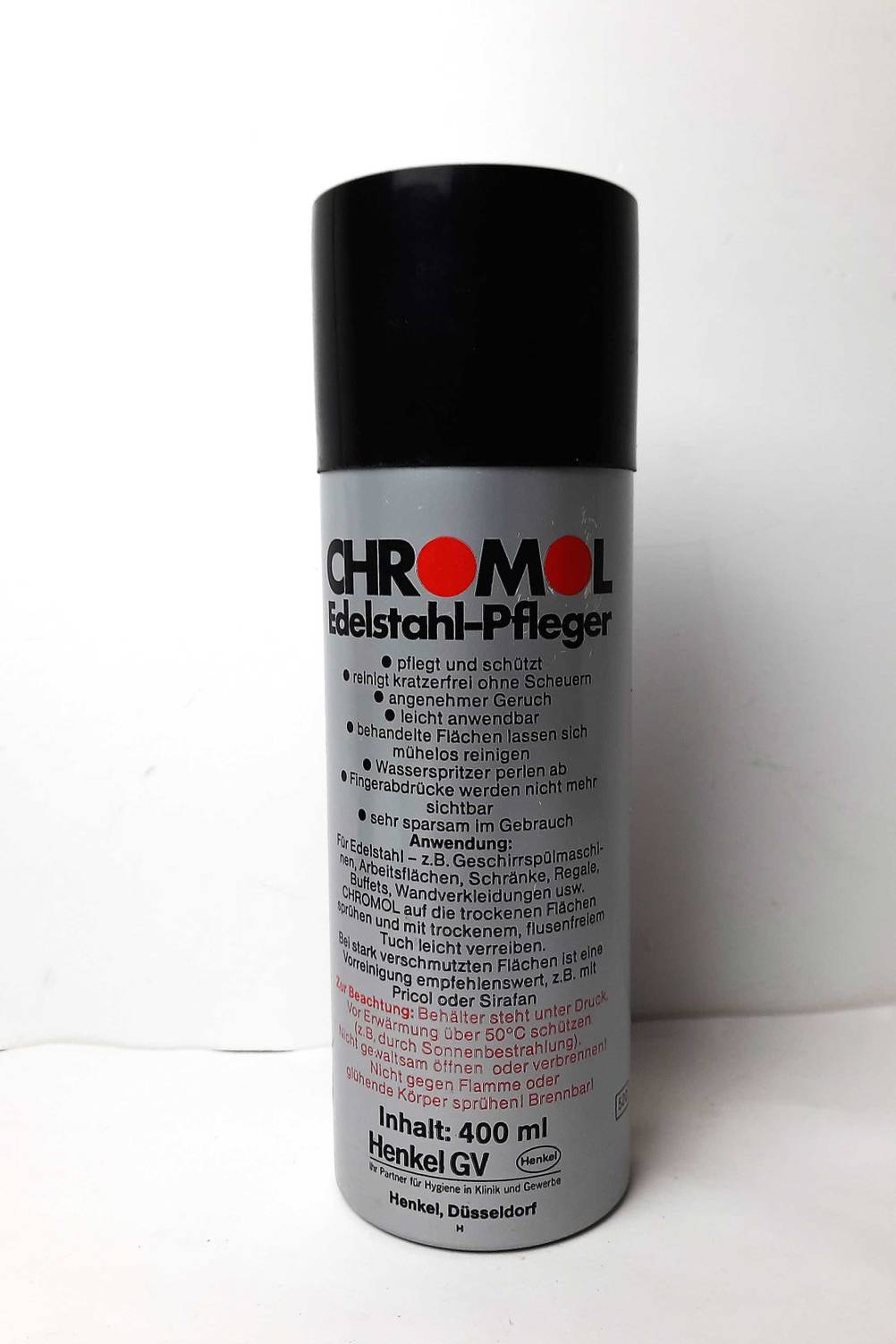 Eine Dose der Chrom-Politur im Test vor einer hellen Wand.
