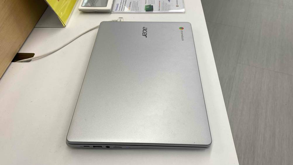 Getestetes Chromebook befindet sich auf einem Tisch von einem Kaufhaus. 