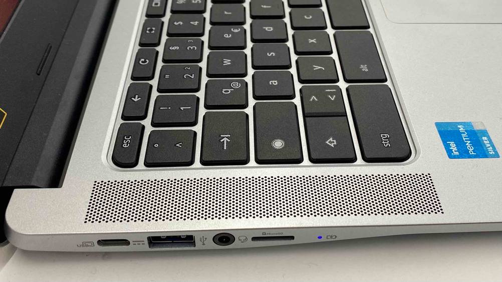Anschlüsse und Tastatur von einem getesteten Chromebook.