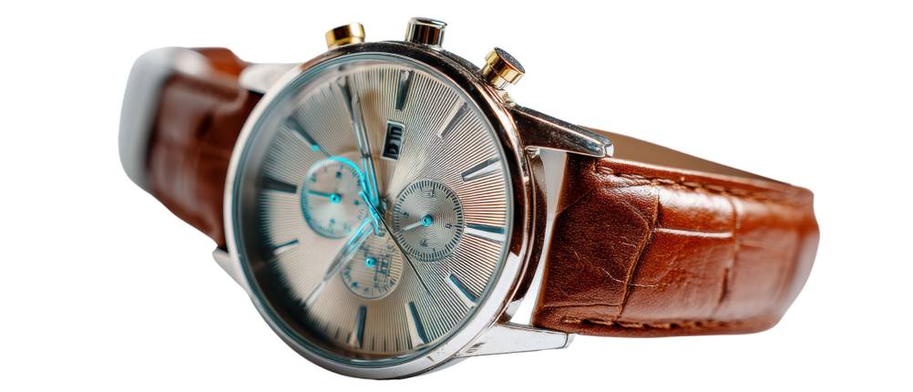Chronograph-Test: Chronograph mit silbernen Gehäuse und braunem Lederarmband.