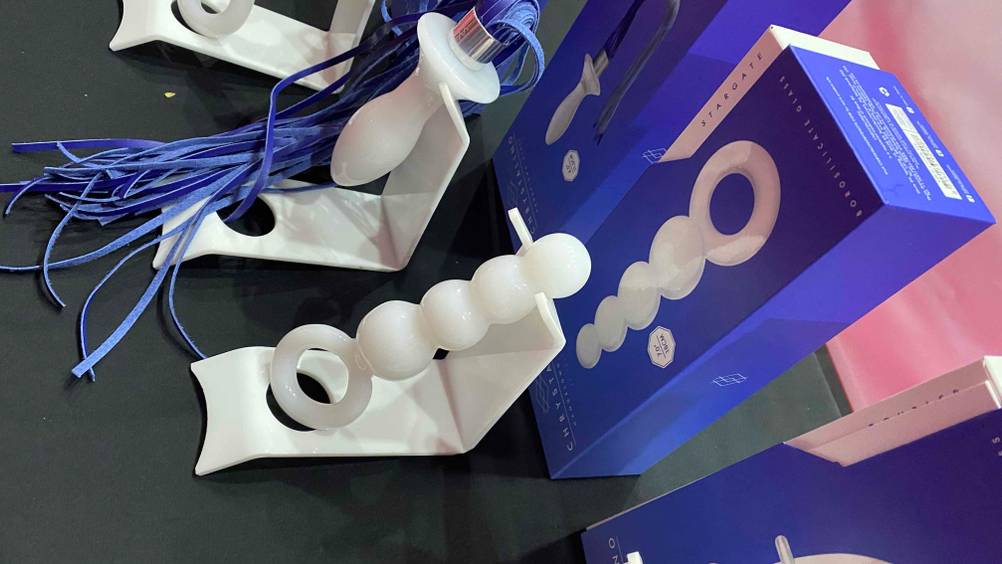 Chrystalino-Glasdildo getestet: Dildos sind vor ihren jeweiligen Verpackungen ausgestellt.