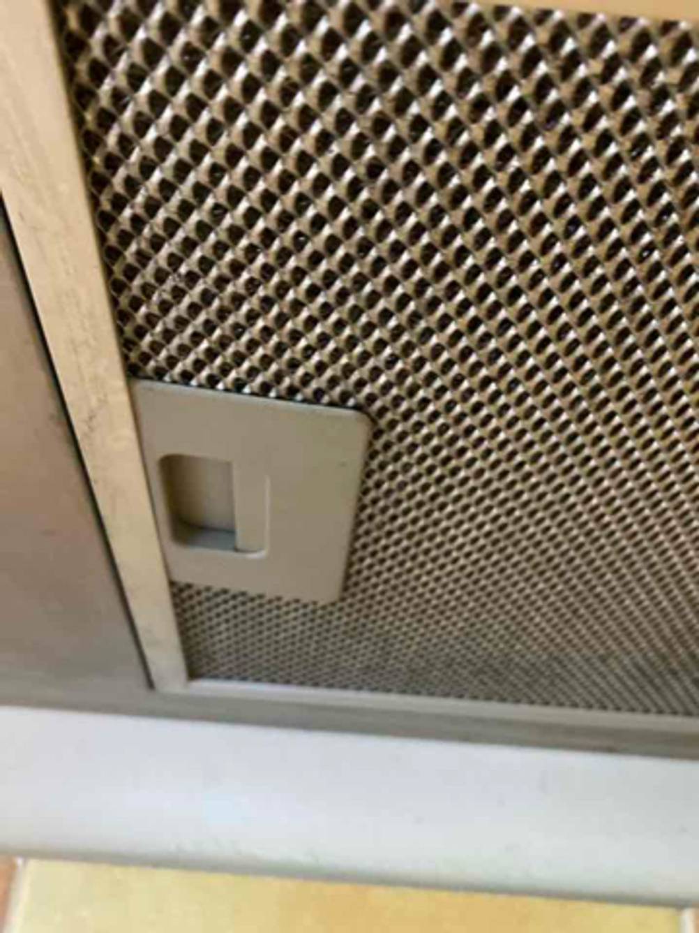 Detailansicht der Filterklappe einer getesteten Ciarra-Dunstabzugshaube.