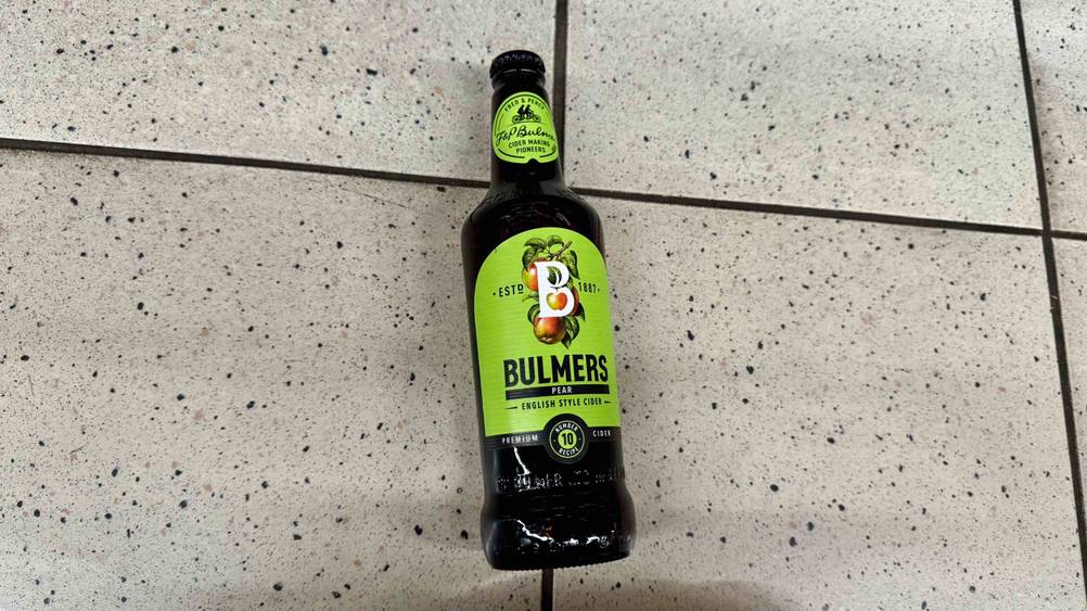 Getestet: Der Cider liegt auf einem Fließenboden.