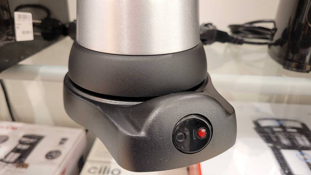 Betriebsleuchte an der Unterseite eines getesteten elektrischen Espressokochers.