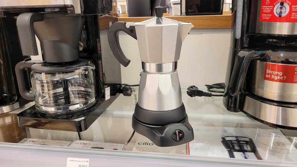 Espressokocher elektrisch im Test: mehrere Geräte stehen nebeneinander auf einem Verkaufstisch.
