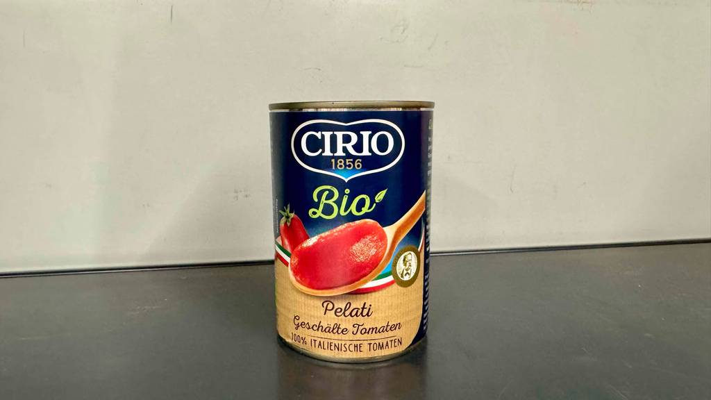 Bio-Tomatensauce im Test: Auf der Dose ist eine geschälte Tomate.